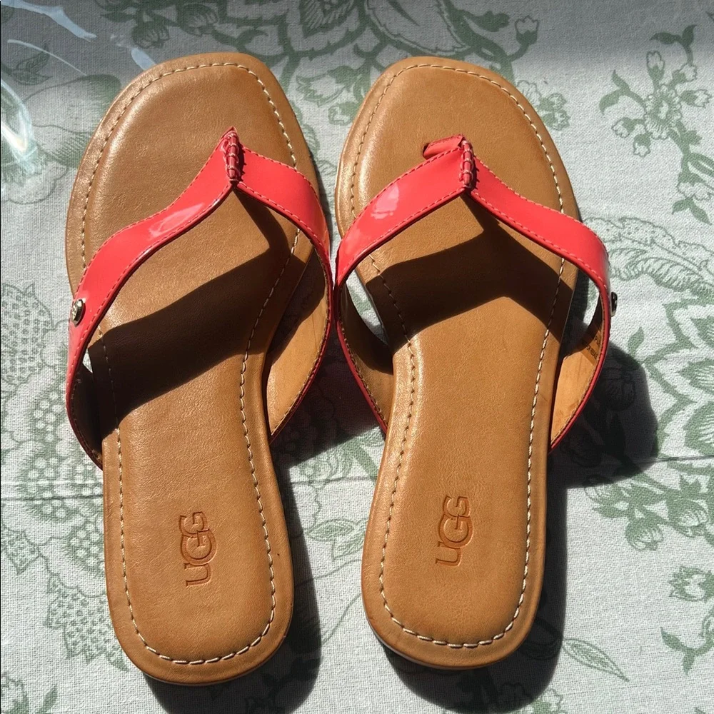UGG Tuolumne Coral Patent Leather Cushioned Summer Flip Flop Sandals Size 7 - Picture 1 of 6